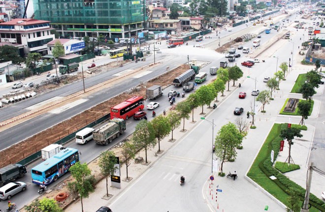 Từ tuyến thường xuyên ùn tắc, đến nay nhiều đoạn đường Vành đai 3 đoạn Mai Dịch - cầu Thăng Long đã mở rộng, mang dáng dấp trục đô thị hiện đại.