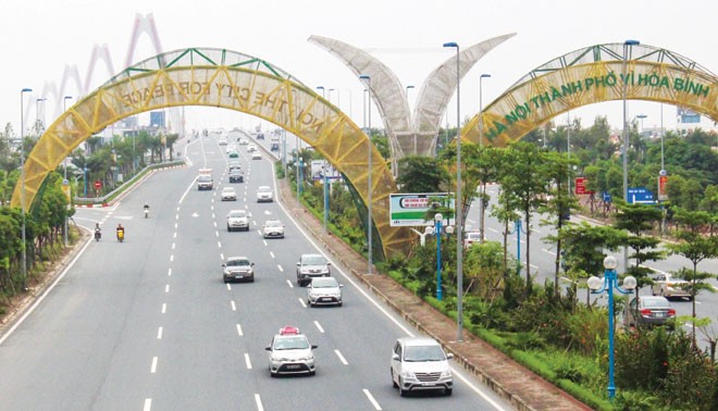 Ðường Vành đai 2 và cầu Nhật Tân là hai trong những công trình giao thông trọng điểm được quận Tây Hồ phối hợp thực hiện, đang là “đòn bẩy” để phát triển đô thị.