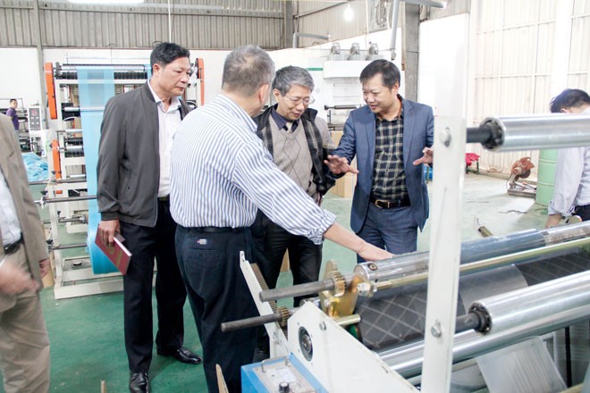 Giám đốc Sở KHCN Lê Ngọc Anh thăm đơn vị ứng dụng kết quả nghiên cứu vào sản xuất.