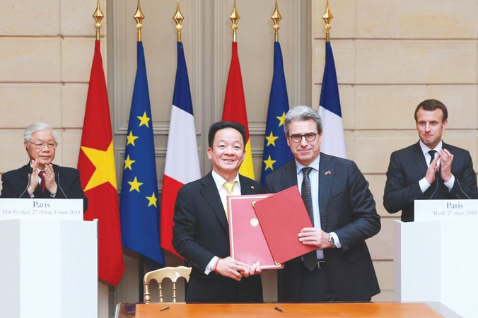 Tập đoàn T&T và Tập đoàn Bouygues của Pháp ký kết biên bản ghi nhớ hợp tác về Dự án Ðường sắt đô thị số 3 dưới sự chứng kiến của Tổng Bí thư Nguyễn Phú Trọng và Tổng thống Cộng hòa Pháp Emmanuel Macron tại cung điện Elysees.