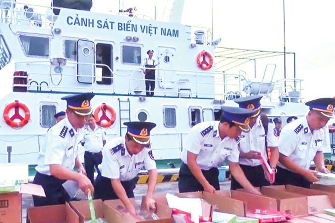 Cảnh sát biển bắt giữ gần 68.000 bao thuốc lá lậu tại vùng biển thuộc Vân Ðồn, Quảng Ninh đêm ngày 5/8/2018.