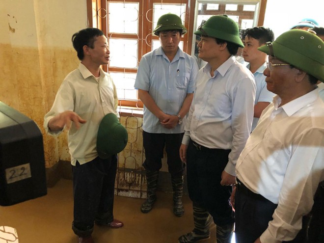 Bộ trưởng Bộ GD&ÐT Phùng Xuân Nhạ chia sẻ với thầy cô trường Phổ thông dân tộc bán trú THCS Nà Ớt, Mai Sơn, Sơn La. Ảnh: Nghiêm Huê.
