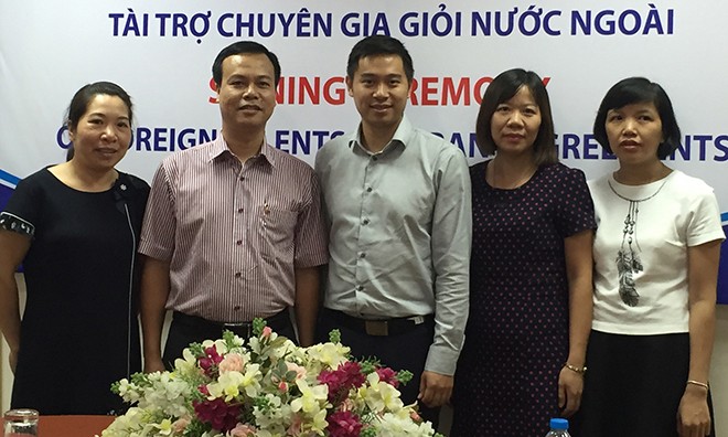 TS Trịnh Quang Toàn (giữa) tham dự lễ ký kết thỏa thuận tài trợ chuyên gia giỏi nước ngoài tham gia dự án của FIRST Ảnh: Nguyễn Hoài 