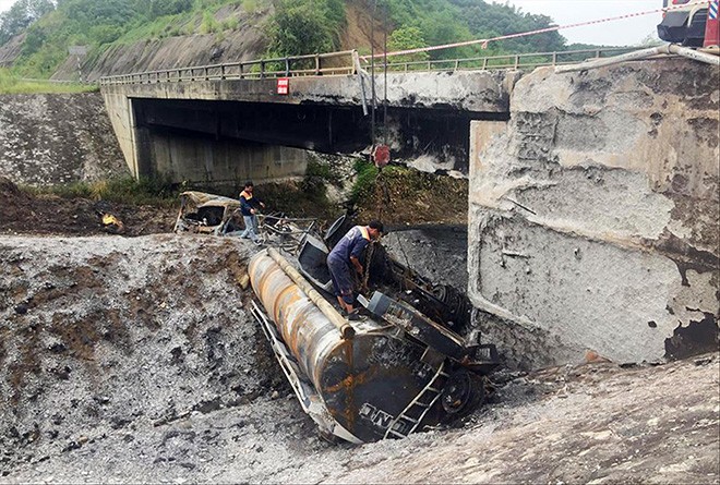 Hiện trường vụ việc xe bồn chở xăng cháy khiến cầu trên cao tốc Nội Bài - Lào Cai hư hỏng. Ảnh: Nguyễn Hoàn.