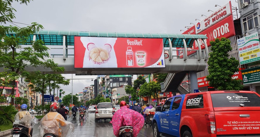 Bảng quảng cáo tấm lớn trên đường Võ Văn Kiệt