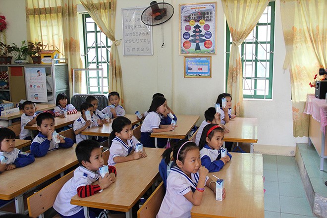 Thí điểm chương trình uống sữa học đường tại Nghệ An Ảnh: Bảo An