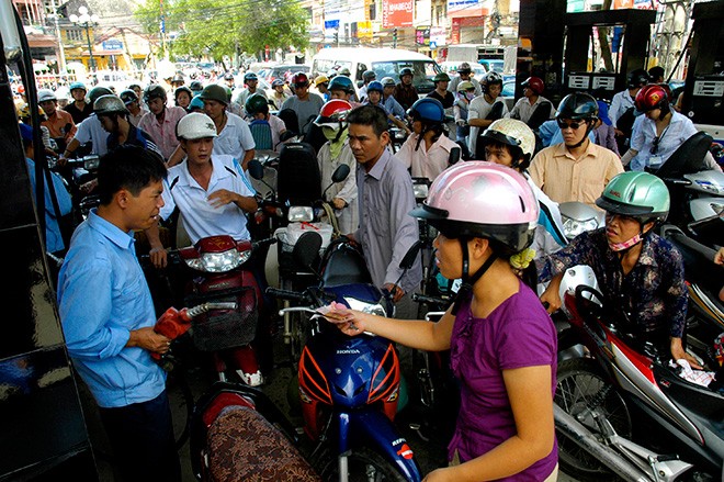Người dân xếp hàng chờ đổ xăng ở trạm xăng Nam Đồng, Hà Nội. Ảnh: Hồng Vĩnh