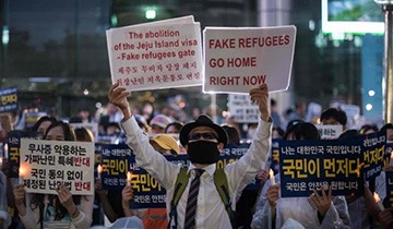 Người dân Hàn Quốc ra đường phản đối cho người Yemen cư trú tại đảo Jeju. Ảnh: Getty Images.