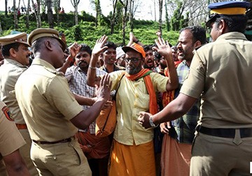 Cảnh sát ngăn chặn những tín đồ Hồi giáo tấn công phụ nữ vào đền Sabarimala. Ảnh: Getty Images.