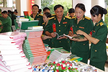Thiếu tá Tố Loan (ngoài cùng bên phải) và đồng đội tham dự Đại hội Thi đua Quyết thắng Sư đoàn 9, tháng 8/2018. ẢNh: NVCC