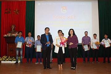 Đại diện “Netloading” nhận giải Nhất cuộc thi Ý tưởng thanh niên Bắc Ninh khởi nghiệp năm 2018. Ảnh: CTV