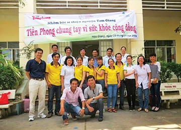 Ban đại diện báo Tiền Phong tại TPHCM trong một sự kiện tình nguyện. Lý Thành Tâm (bìa trái)