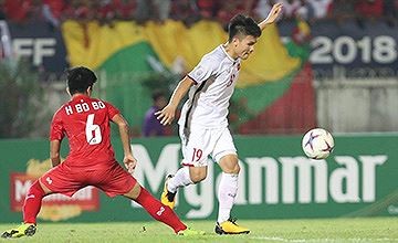 Quang Hải chưa thể tỏa sáng như tại VCK U23 châu Á là do anh chơi quá thấp so với vị trí quen thuộc? Ảnh: VSI