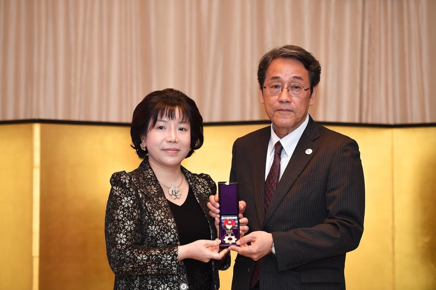 Đại sứ Umeda Kunio trao bằng chứng nhận Huân chương Mặt trời mọc cho bà Nguyễn Thị Thanh Nhàn.