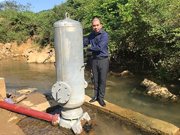 PGS.TS Trần Tuấn Anh, Viện trưởng Viện Địa chất thuộc Viện Hàn lâm Khoa học và Công nghệ Việt Nam giới thiệu bơm tự áp đưa nước từ suối về bể chứa ở Trường THPT Mùn Chung