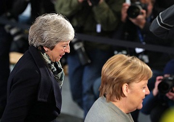 Thủ tướng Anh Theresa May (trái) và Thủ tướng Đức Angela Merkel trong một sự kiện ngày 11/12. Ảnh: Bloomberg