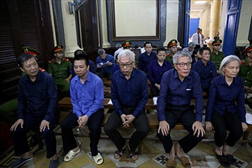 Bị cáo Trần Phương Bình (hàng đầu, thứ 3 từ trái sang) bị đề nghị buộc phải bồi thường tiền và vàng cho DAB. Ảnh: Văn Minh