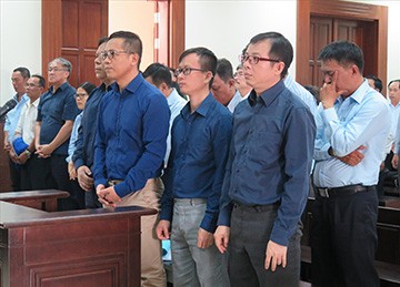 Các bị cáo tại tòa hôm 12/12 Ảnh: Tân Châu