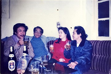 Nhà thơ Nguyễn Trọng Tạo (bìa phải). Từ trái qua là nhà văn Nguyễn Quang Lập, nhà thơ Hoàng Phủ Ngọc Tường và tác giả bài báo. Ảnh: NGUYỄN ĐÌNH TOÁN