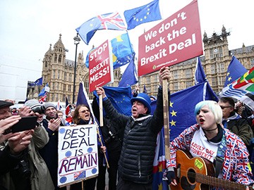 Dân Anh biểu tình phản đối thỏa thuận Brexit của Thủ tướng Theresa May. Ảnh: Independent