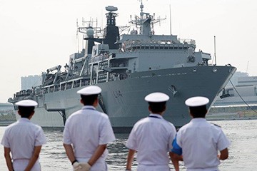 Tàu tấn công đổ bộ HMS Albion của Anh cập cảng Tokyo ngày 3/8/2018. Ảnh: Getty Images