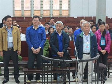 Bị can Tạ Bá Long (đứng trong vành móng ngựa) tại phiên toà sơ thẩm năm 2017. Ảnh: Xuân Ân
