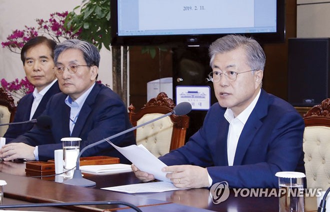 Tổng thống Hàn Quốc Moon Jae-in tại cuộc họp với các trợ lý và thư ký ngày 11/2 tại Nhà Xanh. Ảnh: Yonhap