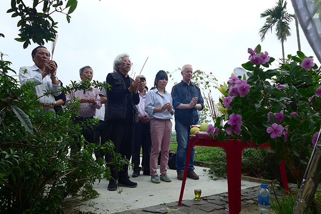 Gia đình nhà thơ Bùi Minh Quốc trước mộ chị Quý sáng ngày 7 tháng 3 năm 2019 