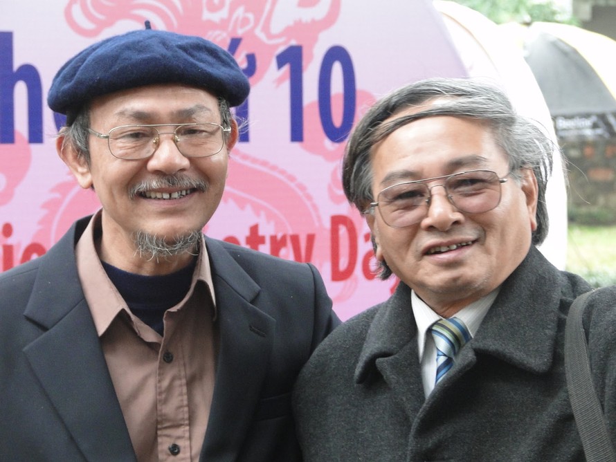 Nhà thơ Trần Ninh Hồ (bên phải) Ảnh: A.T