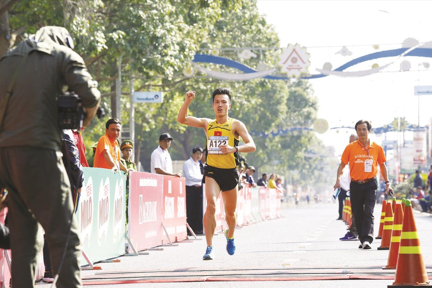 Đỗ Quốc Luật băng về đích đầu tiên cự ly 10km tại Tiền Phong Marathon năm 2018. Ảnh: NHƯ Ý