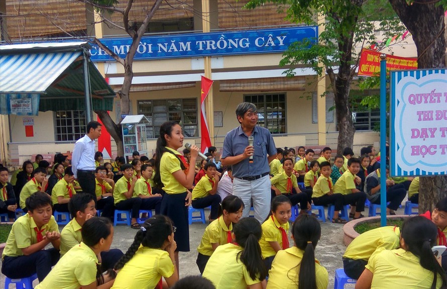 Thầy Lê Viết Chung (Trưởng nhóm Chung tay) chia sẻ với các em học sinh về chủ đề Facebook – Bạn là ai? Ảnh: NVCC