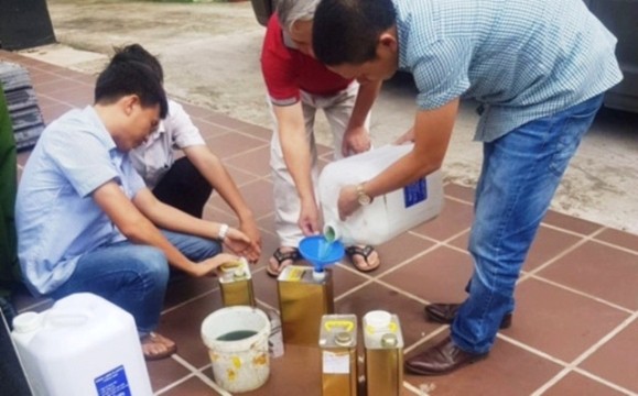 Cơ quan chức năng lấy mẫu xăng dầu kém chất lượng để giám định trong vụ 2 triệu lít xăng dầu "bẩn" ở Nghệ An hồi tháng 10/2017 