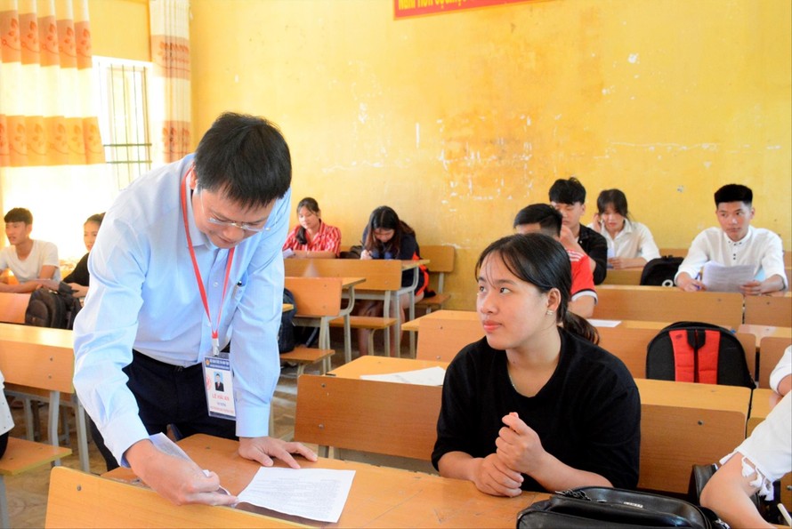Thứ trưởng Bộ GD&ĐT Lê Hải An động viên học sinh đang ôn thi tại Cao Bằng. Ảnh: N.H