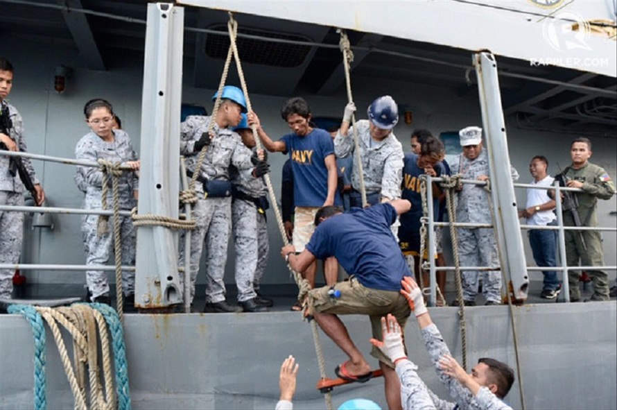 Ngư dân Philippines được đưa trở về sau sự cố. Ảnh: LeAnne Jazul/Rappler