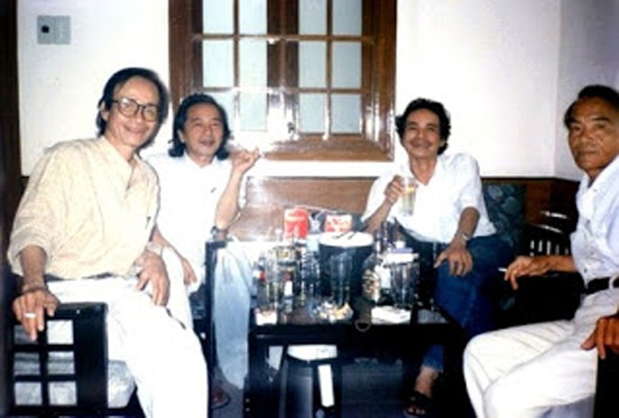 Nhạc sĩ Trịnh Công Sơn với những bạn bè văn nghệ Bình Trị Thiên. Ảnh: TL