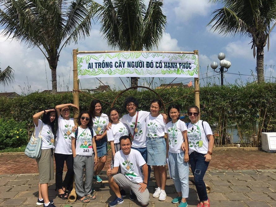 Nhóm Hạnh Phúc Xanh đã trồng 5.000 cây dương liễu tặng Hội An. Ảnh: Anh Tuấn