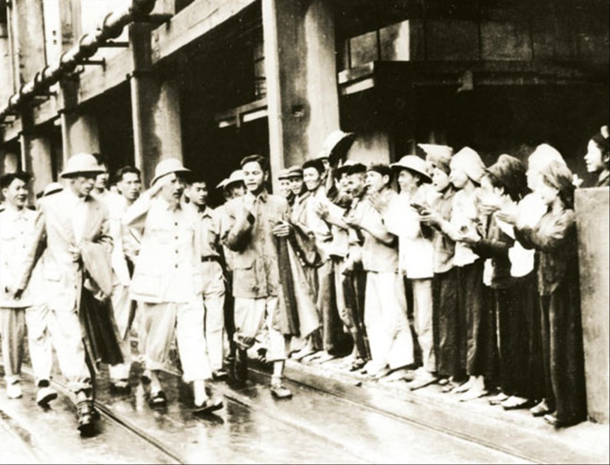 Bác Hồ về thăm Nhà máy Xi măng Hải Phòng ngày 30/5/1957. Ảnh: tư liệu