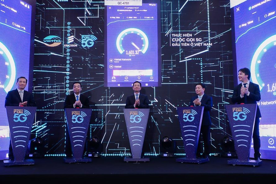 Bộ trưởng Bộ Thông tin và Truyền thông Nguyễn Mạnh Hùng, Bộ trưởng Bộ Khoa học và Công nghệ Chu Ngọc Anh cùng đại diện doanh nghiệp ấn nút thực hiện cuộc gọi 5G đầu tiên tại Việt Nam vào 10/5/2019