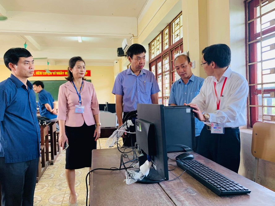 Ông Mai Văn Trinh (áo trắng) kiểm tra khu vực chấm thi tại Hội đồng thi Thanh Hóa năm 2019