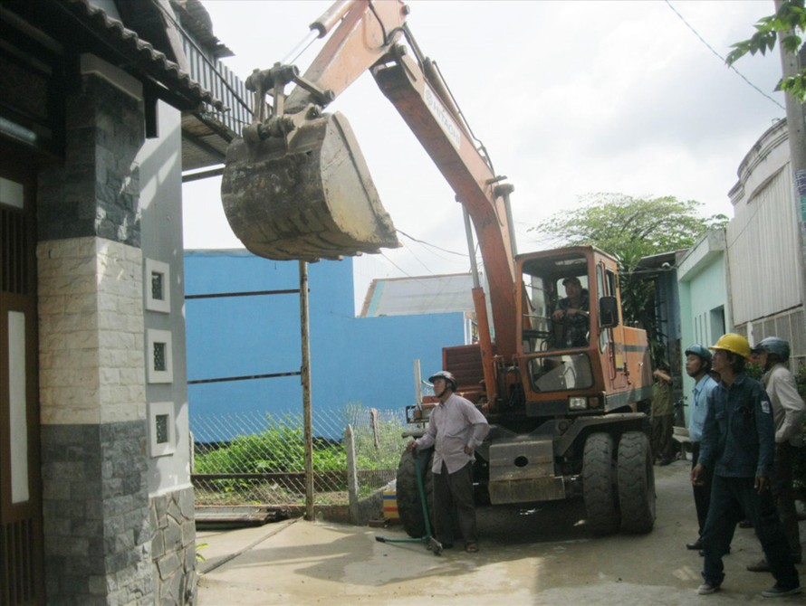 Cơ quan chức năng cưỡng chế tháo dỡ nhà xây dựng không phép ở xã Vĩnh Lộc A (huyện Bình Chánh)