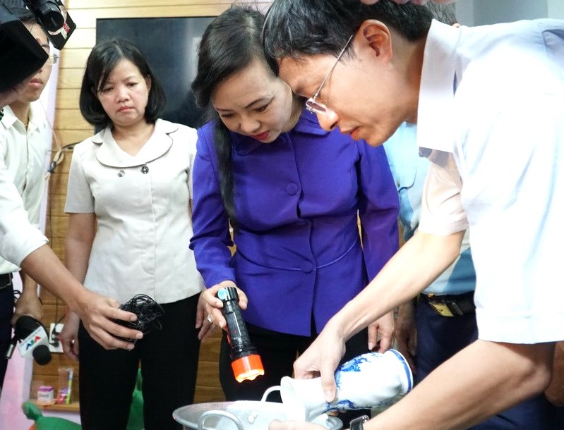 Bộ trưởng Nguyễn Thị Kim Tiến kiểm tra công tác phòng chống SXH tại TPHCM. Ảnh: Anh Tuấn
