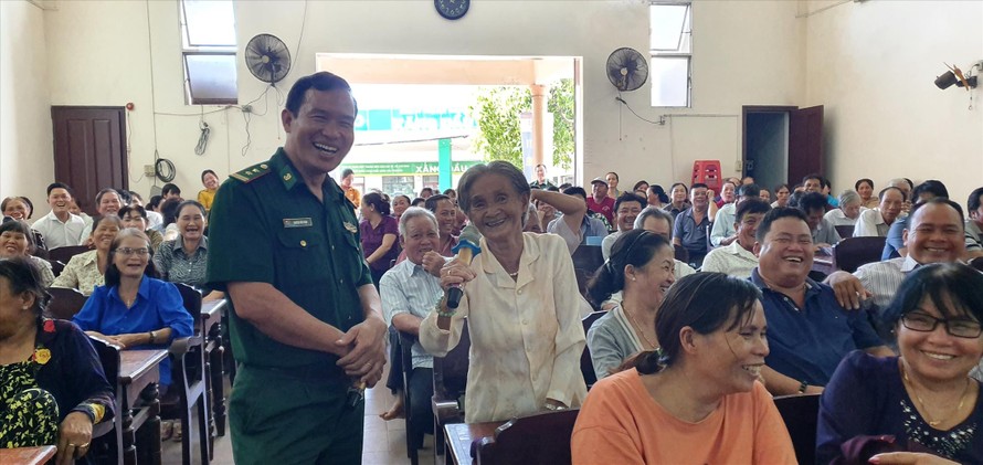 Trung tá Nguyễn Hữu Phan, Trưởng Ban dân vận quần chúng – Bộ đội Biên phòng tỉnh Bình Thuận tuyên truyền pháp luật cho ngư dân Ảnh: Văn Minh