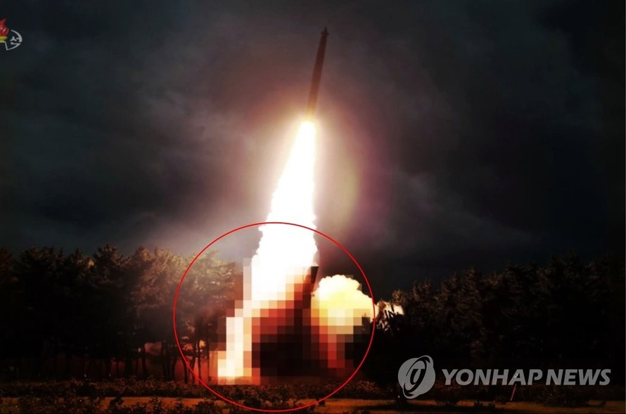 Hình ảnh vụ thử tên lửa được phát trên truyền hình Triều Tiên. Khu vực quan trọng đã bị làm mờ. Ảnh: Yonhap