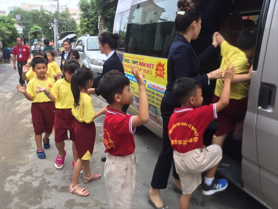 Học sinh lên xe đưa đón của Trường THCS - THPT Quốc tế Nam Việt