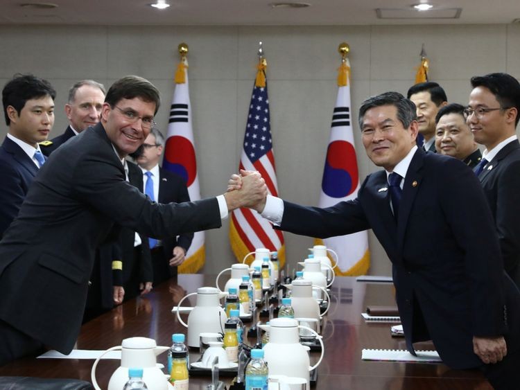 Bộ trưởng Quốc phòng Mỹ Mark Esper (trái) trong cuộc gặp người đồng cấp Hàn Quốc Jeong Kyeong-doo. Ảnh: Yonhap