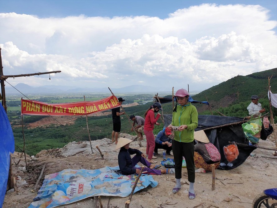 Người dân tụ tập phản đối xây lò đốt rác tại xã Đại Nghĩa, huyện Đại Lộc. Ảnh: T.B