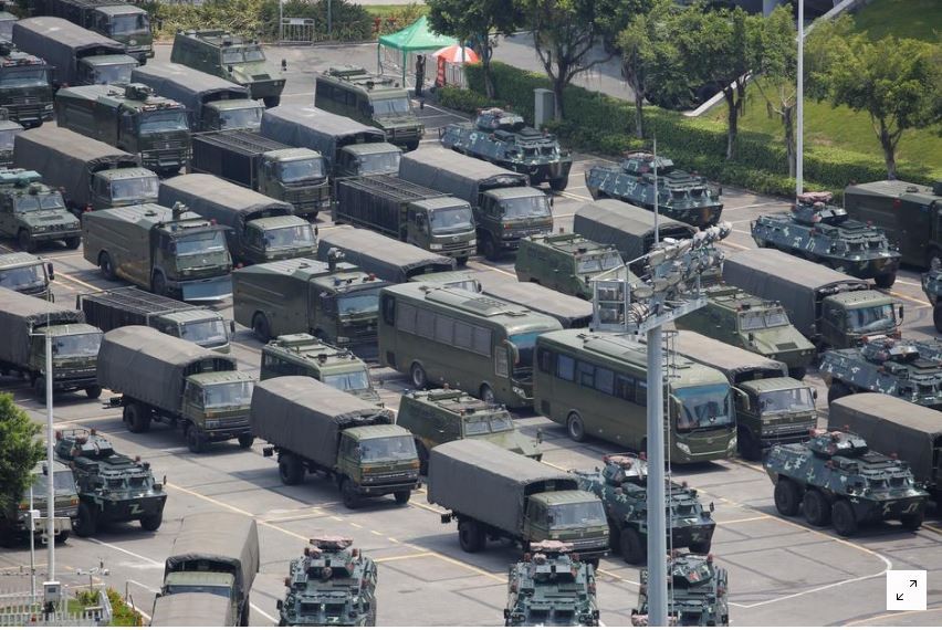 Xe quân sự bên ngoài Trung tâm thể thao Shenzhen Bay ở thành phố Thâm Quyến. Ảnh: Reuters