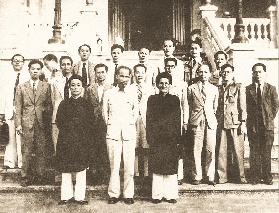 Ông Lê Văn Hiến lúc này là Bộ trưởng Bộ Tài chính (người đứng thứ ba từ bên phải vào của hàng thứ 2) chụp hình cùng nội các Chính phủ của Hồ Chủ tịch năm 1946. Ảnh: Tư liệu từ Bảo tàng Đà Nẵng