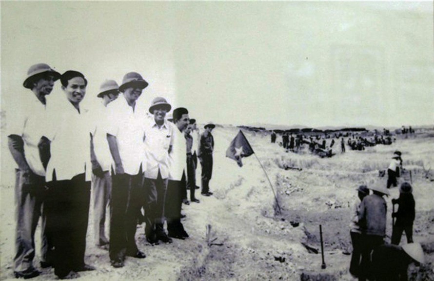 Tổng Bí thư Lê Duẩn về thăm công trường đại thủy nông Nam Thạch Hãn trong giai đoạn thi công (ảnh tư liệu)