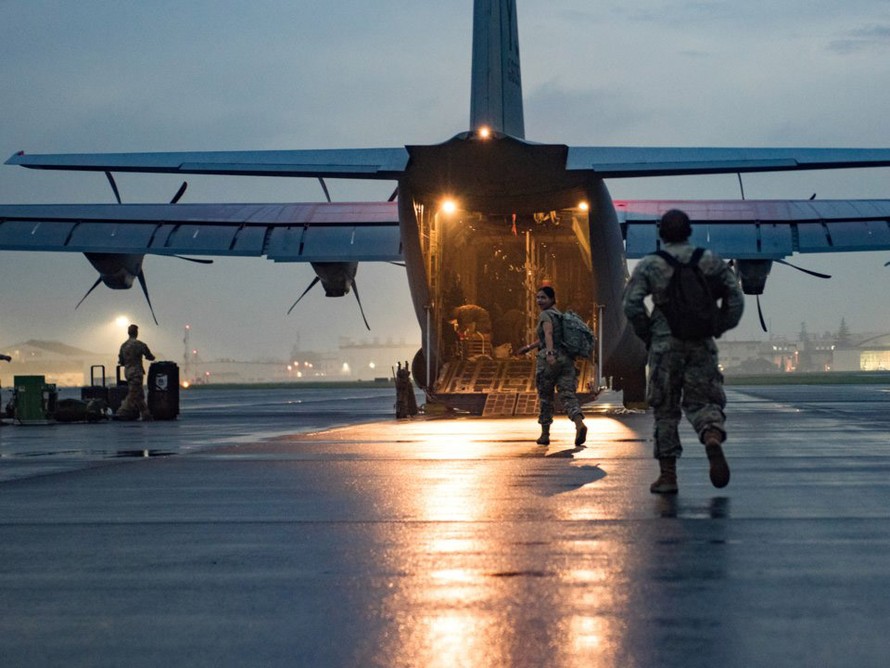Một máy bay C-130 của quân đội Mỹ dỡ hàng tại căn cứ Yokota, Nhật Bản ngày 28/8. Ảnh: US Air Force
